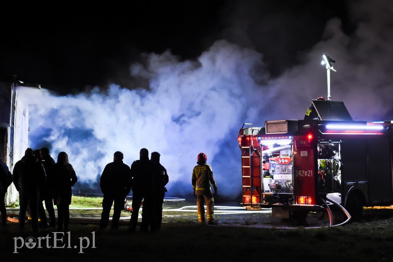 Elbląg W Bielniku Drugim spłonęło około 200 balotów
