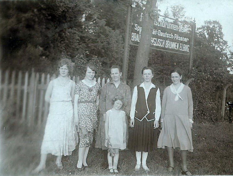 - Moja mama stoi po prawej stronie na zdjęciu wykonanym w 1931 roku w parku Englisch Brunne - pisze pan Wolfgang.