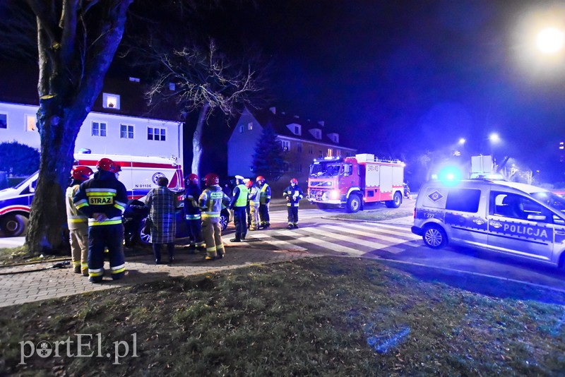 Elbląg Zasłabł za kierownicą i uderzył w drzewo