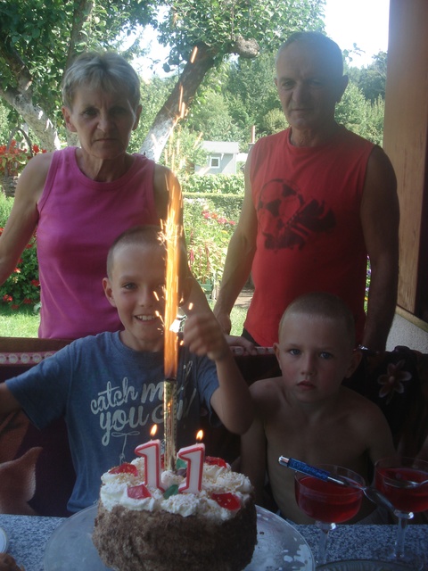 Cenię za opiekuńczość poczucie humoru i wyrozumiałość. 
Maryp54