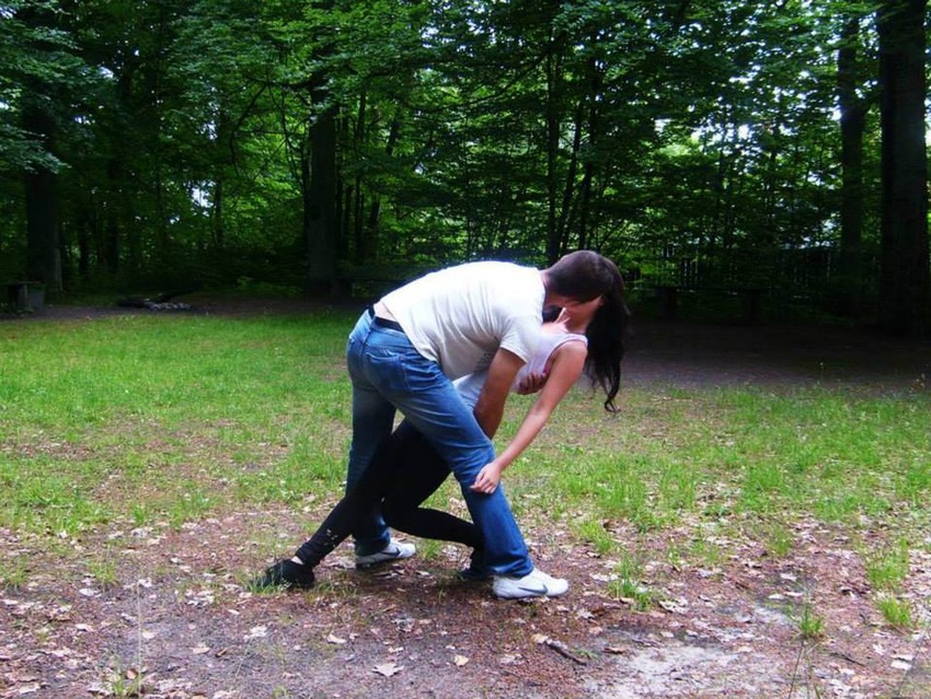 Kocham go za to, że potrafi zwalić mnie z nóg i jednym pocałunkiem uczyni mnie szczęśliwą.
Paulina