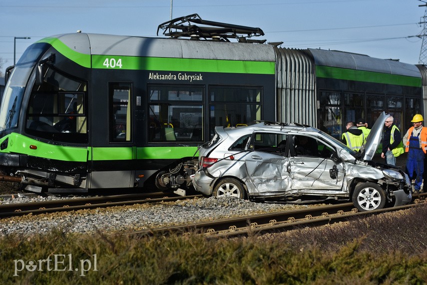 Zderzenie mercedesa z tramwajem na rondzie Solidarności zdjęcie nr 222119