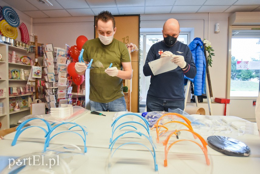 Drukują przyłbice dla lekarzy i personelu medycznego zdjęcie nr 222292