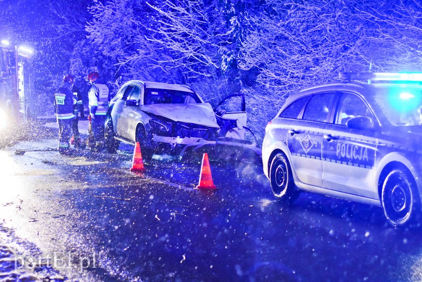 38-latek uderzył mercedesem w drzewo, miał ponad dwa promile zdjęcie nr 222448