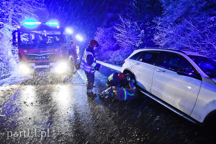 38-latek uderzył mercedesem w drzewo, miał ponad dwa promile zdjęcie nr 222440