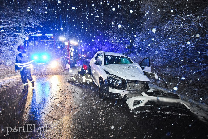 38-latek uderzył mercedesem w drzewo, miał ponad dwa promile zdjęcie nr 222443