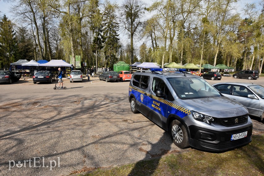 Elbląskich cmentarzy oficjalnie nie zamknięto, ale odwiedzający groby mogą dostać mandat zdjęcie nr 222830