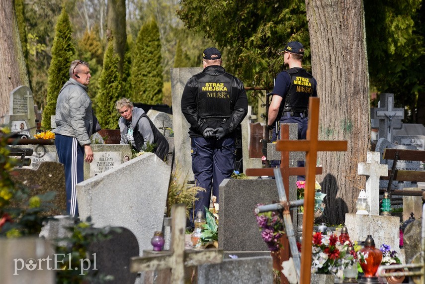 Elbląskich cmentarzy oficjalnie nie zamknięto, ale odwiedzający groby mogą dostać mandat zdjęcie nr 222822