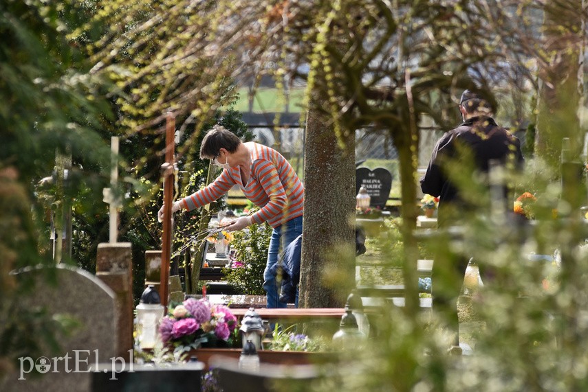 Elbląskich cmentarzy oficjalnie nie zamknięto, ale odwiedzający groby mogą dostać mandat zdjęcie nr 222828