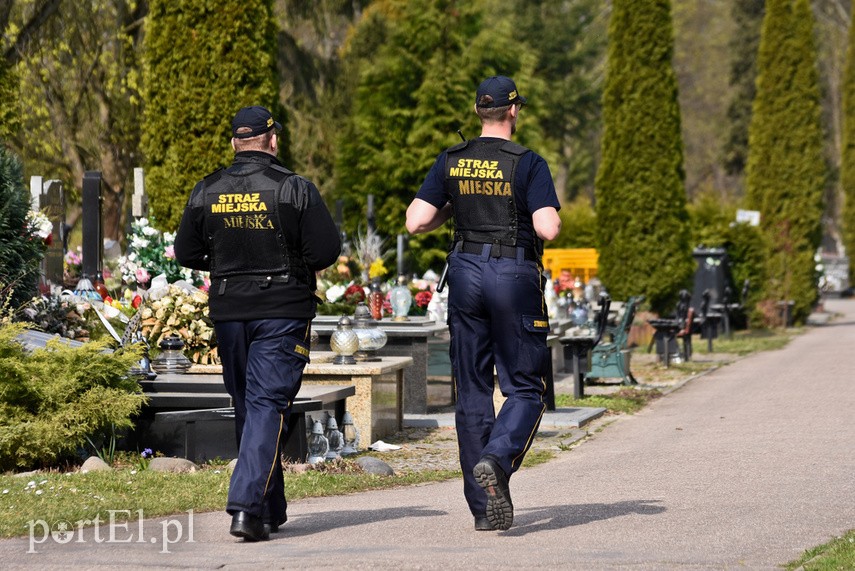 Elbląskich cmentarzy oficjalnie nie zamknięto, ale odwiedzający groby mogą dostać mandat zdjęcie nr 222823