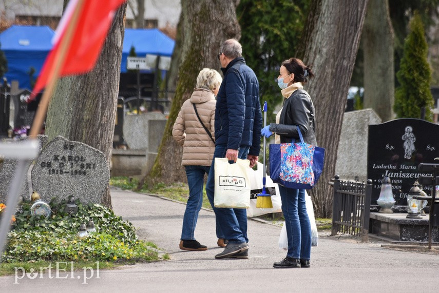 Elbląskich cmentarzy oficjalnie nie zamknięto, ale odwiedzający groby mogą dostać mandat zdjęcie nr 222825