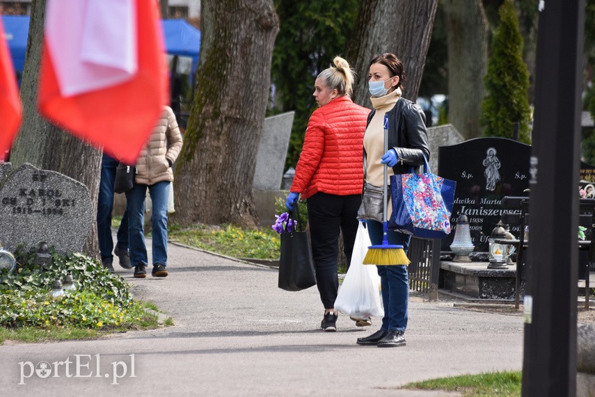 Elbląskich cmentarzy oficjalnie nie zamknięto, ale odwiedzający groby mogą dostać mandat zdjęcie nr 222824
