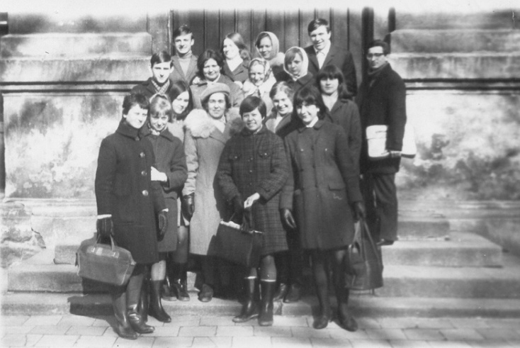 Pamiątkowe zdjęcie z nauczycielką francuskiego. Rocznik 1965-68.