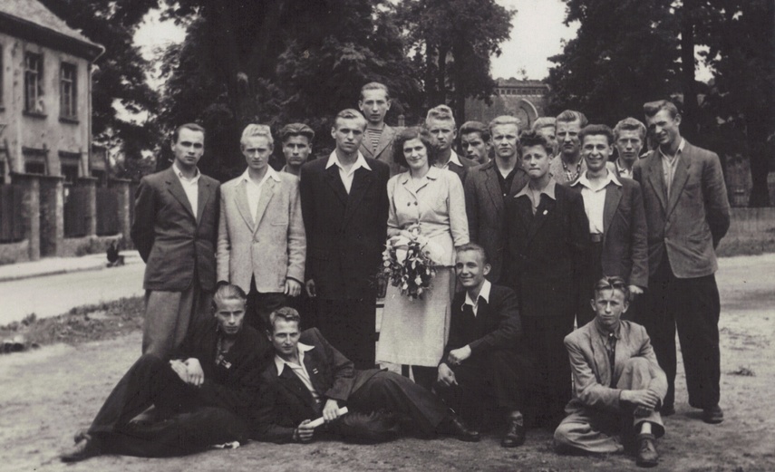 Absolwenci i grono pedagogiczne (1954 r.), zawód monter