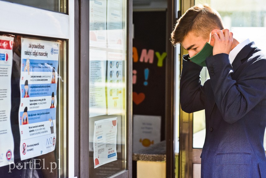 Najpierw dezynfekcja, potem obliczenia. Ósmoklasiści piszą egzamin z matematyki zdjęcie nr 224872