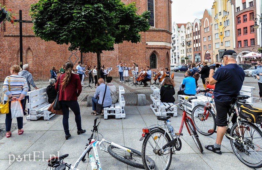 Orkiestra wyszła do ludzi zdjęcie nr 226096