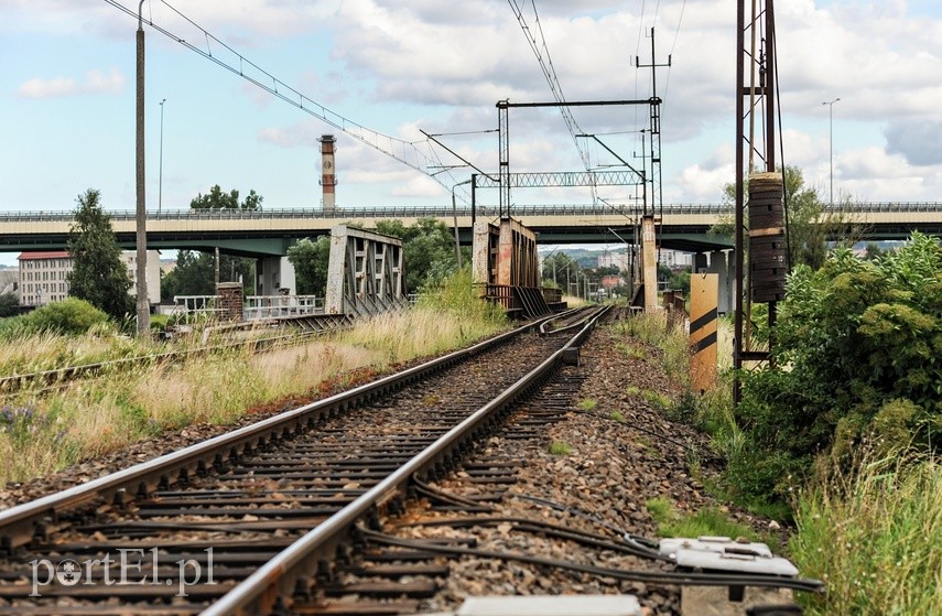 Na prawo most, na lewo most, a dołem Elbląg płynie zdjęcie nr 227051