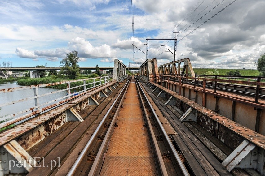 Na prawo most, na lewo most, a dołem Elbląg płynie zdjęcie nr 227053
