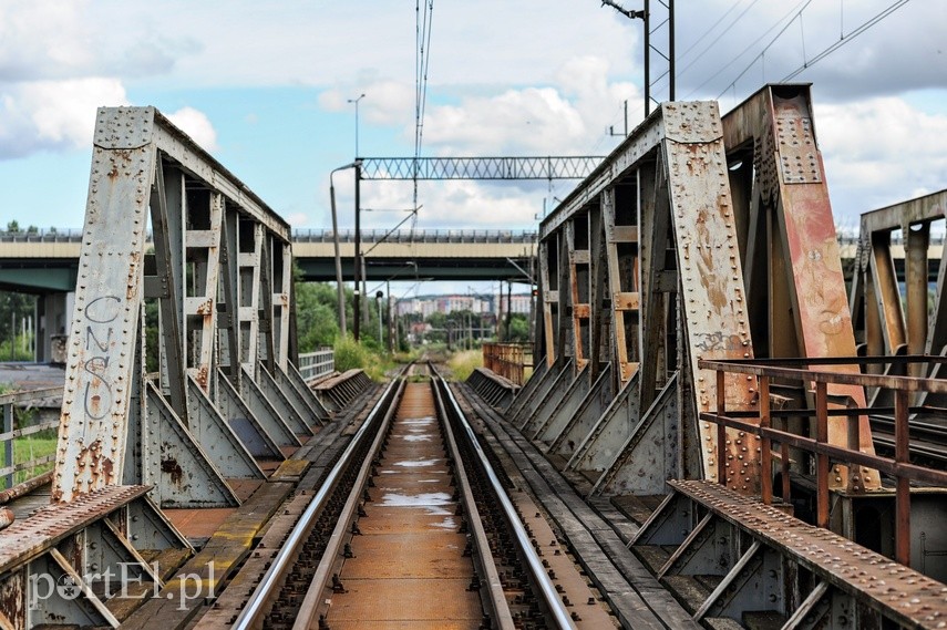 Na prawo most, na lewo most, a dołem Elbląg płynie zdjęcie nr 227054