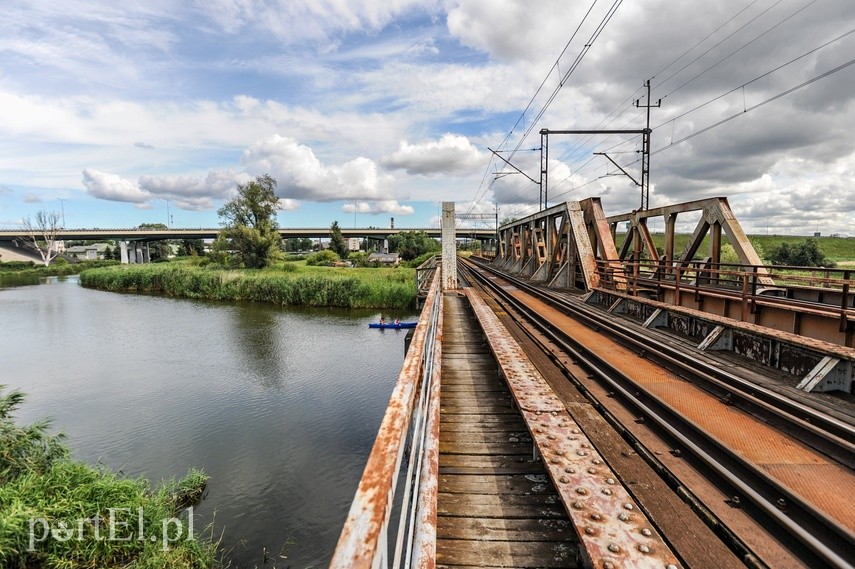 Na prawo most, na lewo most, a dołem Elbląg płynie zdjęcie nr 227055