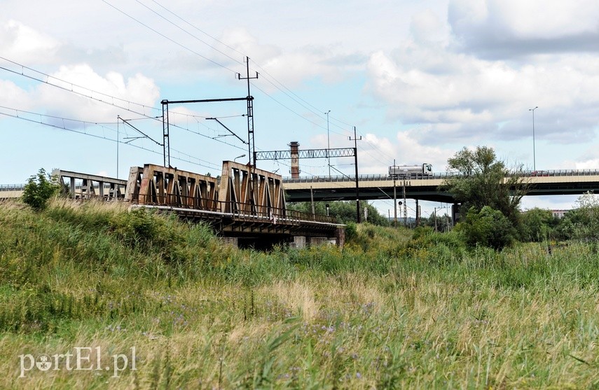 Na prawo most, na lewo most, a dołem Elbląg płynie zdjęcie nr 227052