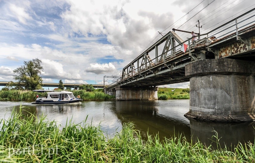 Na prawo most, na lewo most, a dołem Elbląg płynie zdjęcie nr 227056