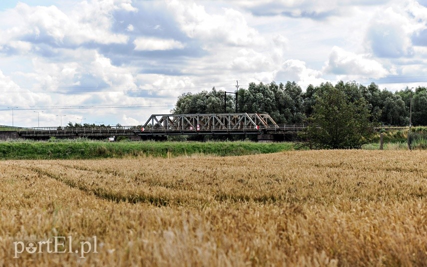 Na prawo most, na lewo most, a dołem Elbląg płynie zdjęcie nr 227044