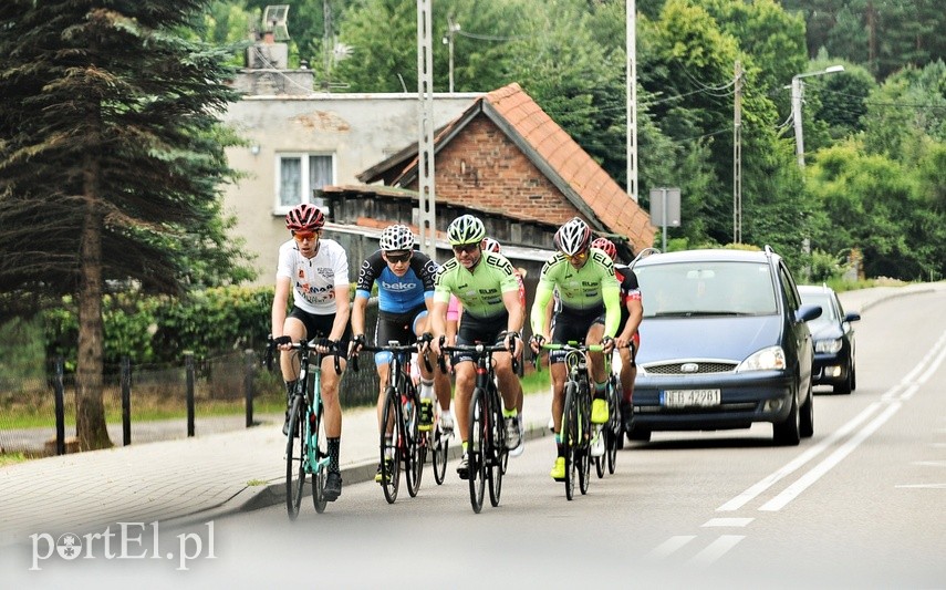 Na szczyt w szczytnym celu. Trwa kolarska próba Łukasza Tazuszela zdjęcie nr 227577