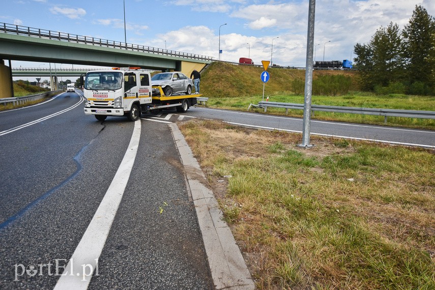 Kierowca bmw przebił się przez barierki na węźle Wschód zdjęcie nr 228885
