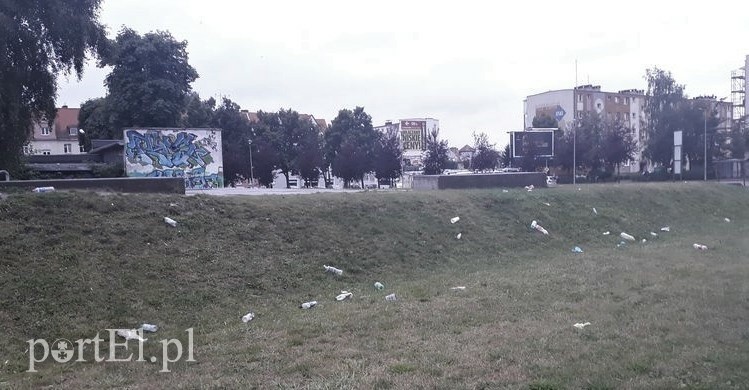 Elbląg Czytelniczka: Tak wygląda park po zabawie młodzieży