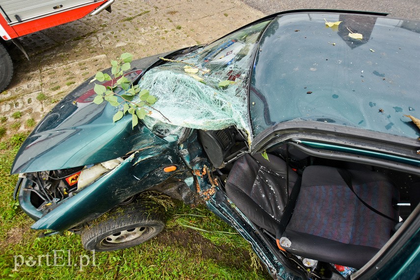 Elbląg Kobieta kierująca vw polo uderzyła w drzewo