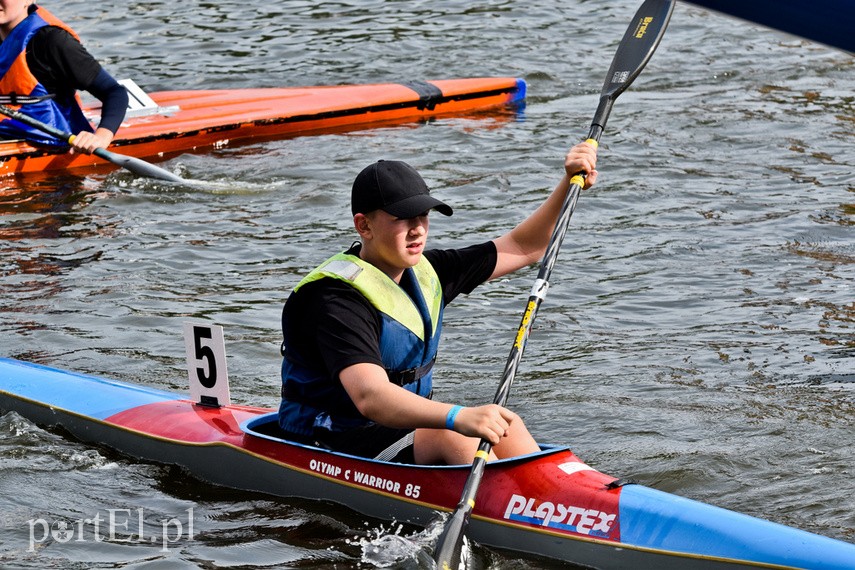 Kajakarskie święto na rzece zdjęcie nr 230720