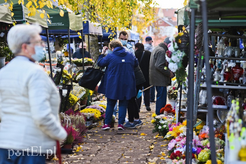 "A dziś można już wejść na cmentarz?" zdjęcie nr 232554