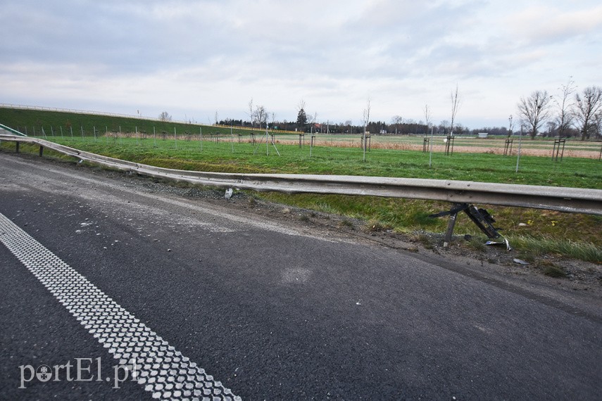 Uciekał przed policją, zniszczył cztery auta i radiowóz na S7 zdjęcie nr 233504