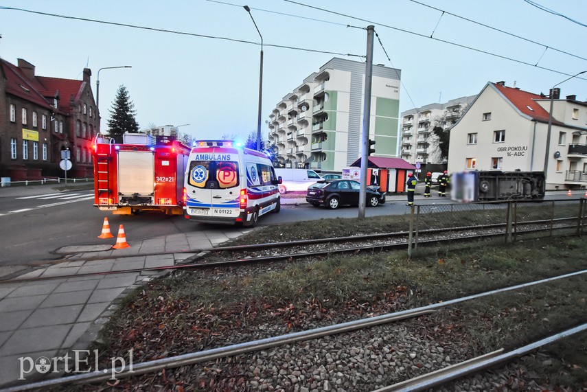 Elbląg Zderzenie dostawczego fiata z osobowym fordem, kierowca fiata stracił prawo jazdy