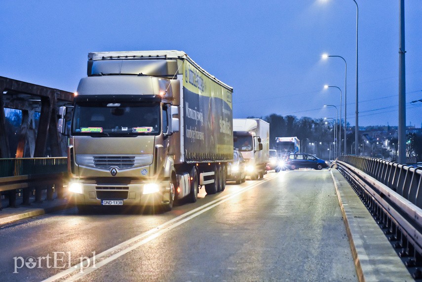 Most Unii Europejskiej zablokowany, zderzyły się tam trzy auta zdjęcie nr 234606