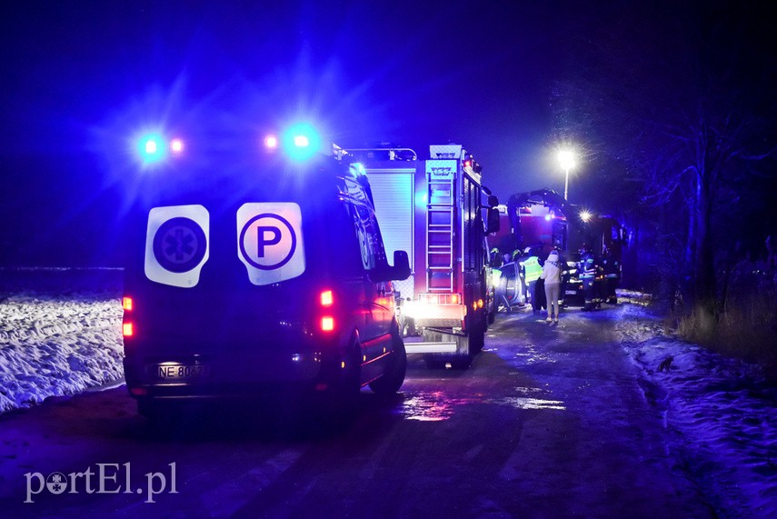 Elbląg Vw polo dachował do rowu z wodą, trzy osoby w szpitalu