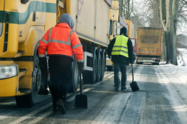 \"Lód, śnieg, ciężarówki wpadają do rowów”