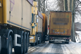 \"Lód, śnieg, ciężarówki wpadają do rowów”