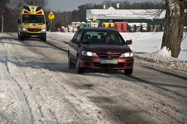 \"Lód, śnieg, ciężarówki wpadają do rowów”