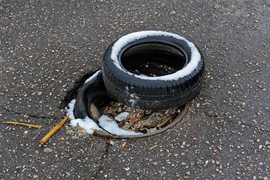 O śmieciach między drogą a rzeką