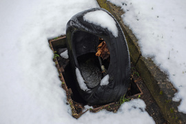 O śmieciach między drogą a rzeką