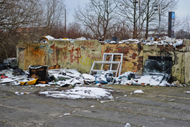 O śmieciach między drogą a rzeką