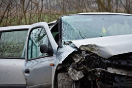 54-latek uderzył renault w drzewo