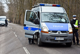 Chcąc uniknąć czołówki, uderzył w drzewo