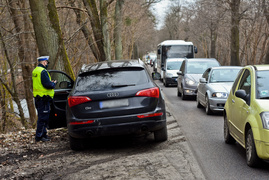 Chcąc uniknąć czołówki, uderzył w drzewo