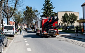 Cofając, potrącił kobietę