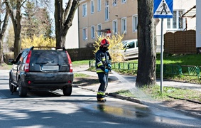 Cofając, potrącił kobietę