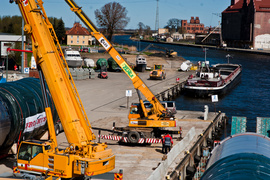 Gigantyczne zbiorniki popłyną barkami