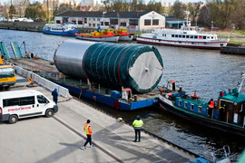 Gigantyczne zbiorniki popłyną barkami